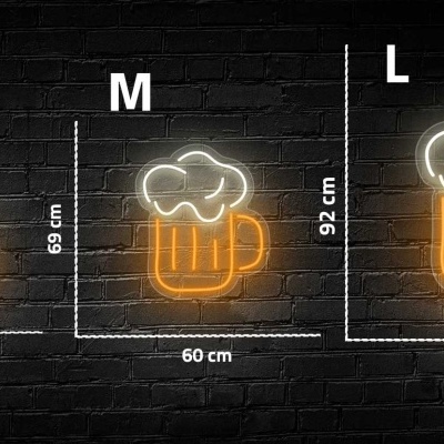 Três sinais de néon com canecas de cerveja em três tamanhos em parede de tijolos escuros