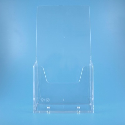 Expositor transparente em acrílico sobre fundo azul