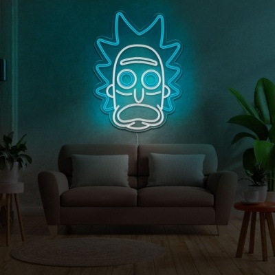 Luz de néon azul do rosto de Rick na parede acima de sofá castanho com almofadas