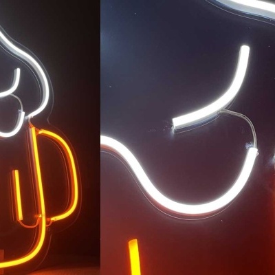 Neon luminoso em forma de caneca de cerveja com espuma