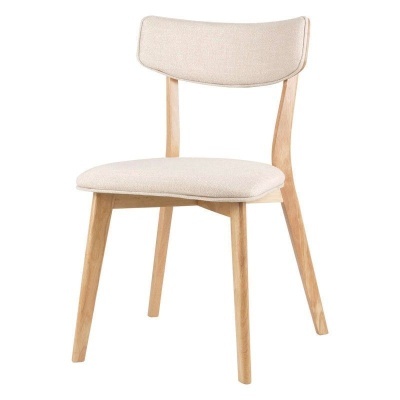Cadeira de madeira clara com assento e encosto estofados bege