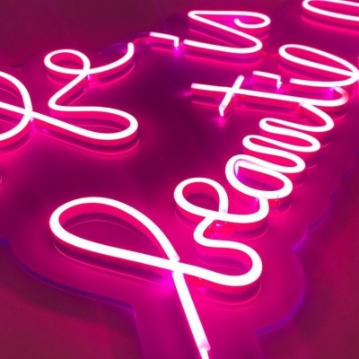 Letreiro de néon rosa com a frase life is beautiful