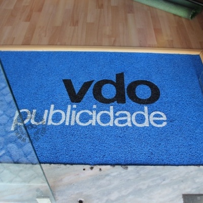 Tapete azul com 'vdo publicidade' na entrada