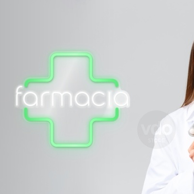 Mulher com bata branca segurando blisteres de comprimidos em frente a letreiro luminoso de farmácia