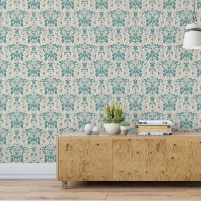 Papel de parede floral azul e bege com aparador de madeira clara e decoração