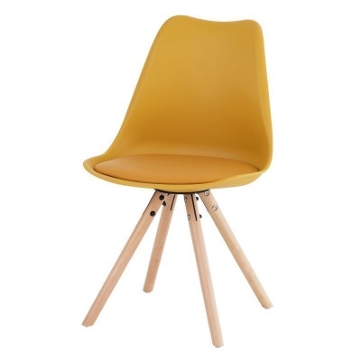 Cadeira amarela com almofada e pés em madeira clara