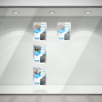 Vitrina com quatro caixas de produtos brancos, azuis e cinza suspensas num fundo branco