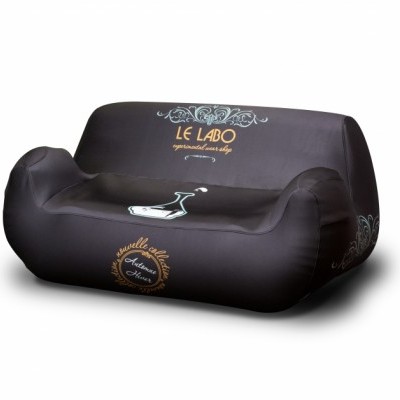 Sofá insuflável preto com texto e desenho branco e amarelo