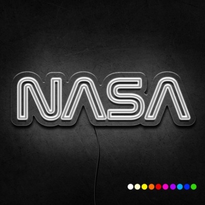 Letreiro luminoso em néon com palavra NASA em branco numa parede escura