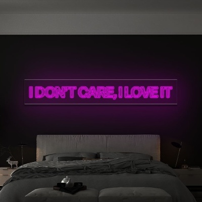 Quarto moderno com parede preta e letreiro néon rosa 'I DON'T CARE, I LOVE IT'