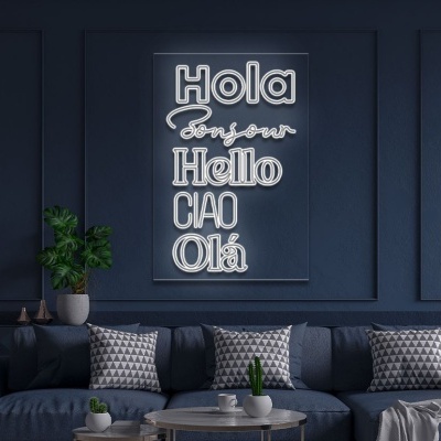 Quadro decorativo com palavras em néon acima de sofá azul escuro com almofadas cinza