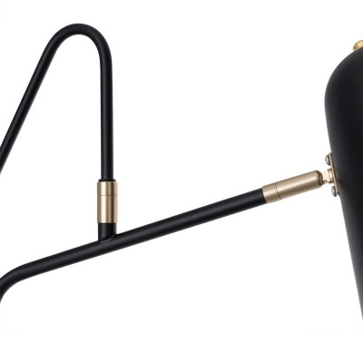 Braço articulado de candeeiro preto com detalhes dourados