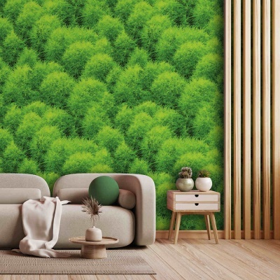 Sala de estar com sofá cinza claro, parede verde texturizada e decoração em madeira.