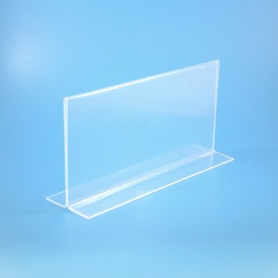 Placa de acrílico transparente em forma de L em fundo azul