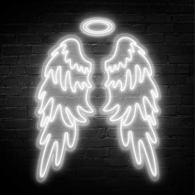 Neon branco em forma de asas de anjo e auréola numa parede de tijolos escuros