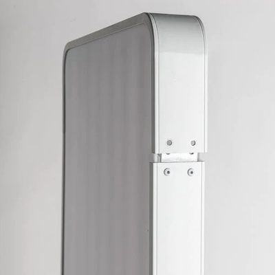 Espelho com moldura metálica branca e parafusos, superfície refletora lisa