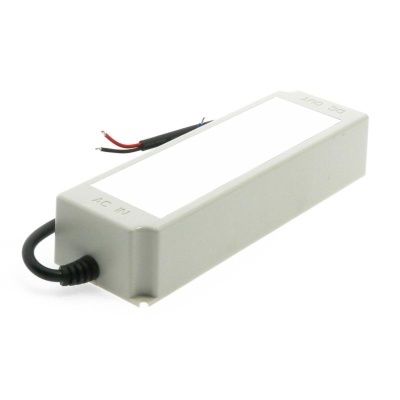 Módulo retangular branco com cabos elétricos e texto AC IN DC OUT