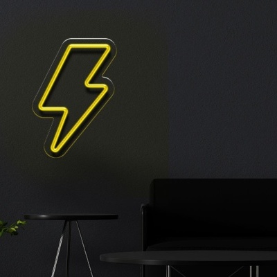 Sala com néon em forma de raio amarelo, planta, mesa e sofá