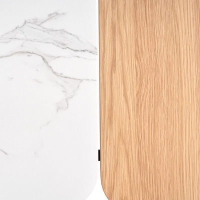 Painéis retangulares de mármore branco com veios cinzentos e madeira clara com cantos arredondados