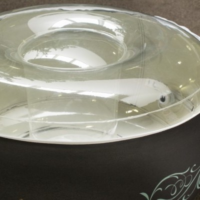 Balão transparente sobre caixa preta decorativa