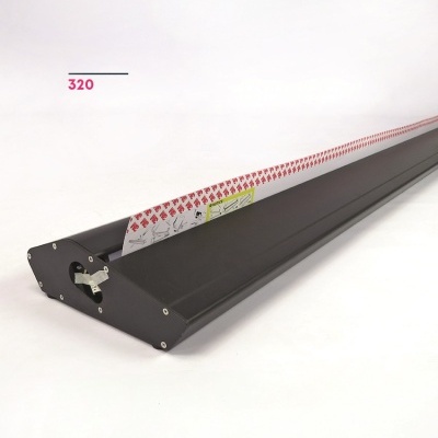 Régua de medição em metal preto com escala branca e vermelha sobre fundo branco