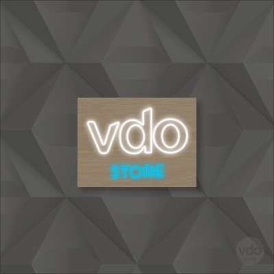 Painel de madeira com letras luminosas 