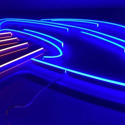 Luzes néon azuis e alaranjadas curvas em fundo negro