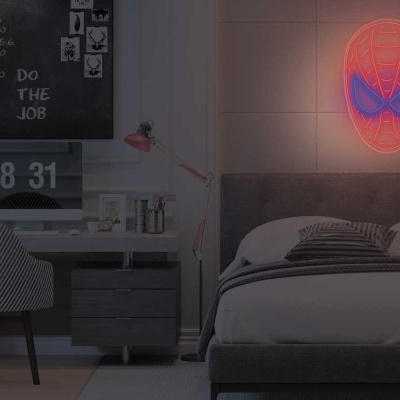 Quarto moderno com cama cinza, candeeiro, iluminação de neon Homem-Aranha e secretária com cadeira cinza