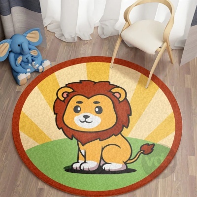 Tapete redondo com desenho de leão cartoon em chão de madeira com cadeira e peluche.