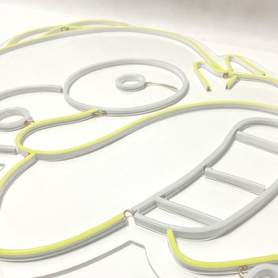 Desenho de pinguim em tubos de néon branco e amarelo