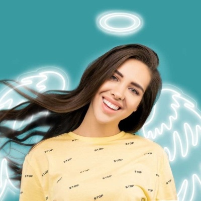 Mulher sorridente com camisola amarela e asas desenhadas ao fundo.