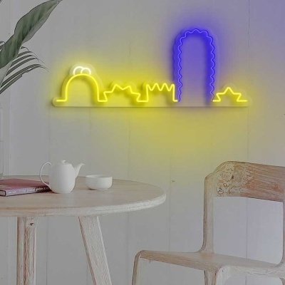 Neon decorativo de parede em amarelo e azul em ambiente com mesa, cadeira, plantas e cortinas brancas
