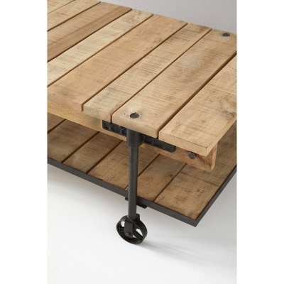 Mesa de centro em madeira clara com estrutura metálica preta e roda.