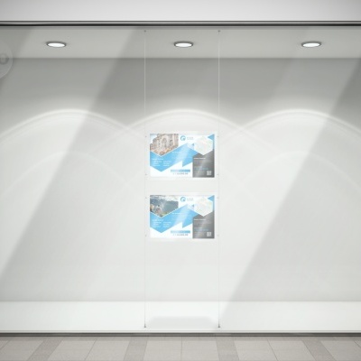 Vitrine minimalista com duas caixas suspensas contendo mapas turísticos