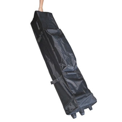 Mala de viagem preta longa com rodas e zíper, transportada por mão