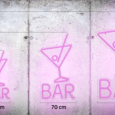 Desenhos néon cor-de-rosa de copos de cocktail e palavra BAR com tamanhos e medidas numa parede