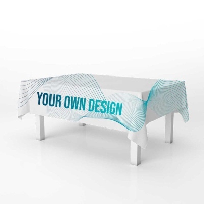 Toalha de mesa branca com texto e padrão azul e verde sobre mesa branca