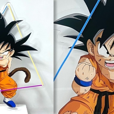 Estátua de Goku criança do anime Dragon Ball em roupa laranja com faixa preta, braceletes azuis e calçado azul