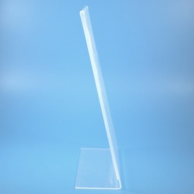 Suporte de acrílico transparente em forma de L sobre fundo azul