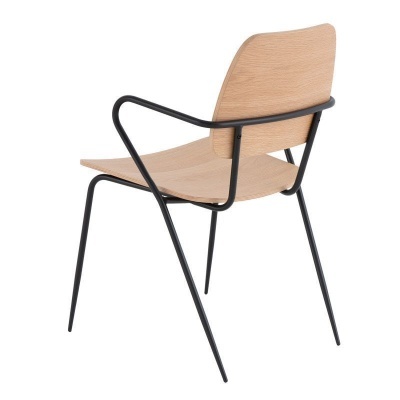 Cadeira moderna com estrutura preta e madeira clara