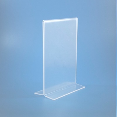 Suporte de acrílico transparente contra fundo azul