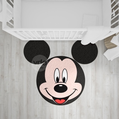 Tapete redondo com rosto do Mickey Mouse em quarto infantil