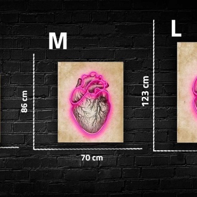 Três quadros com coração artístico em fundo preto e tamanhos S, M, L indicados.