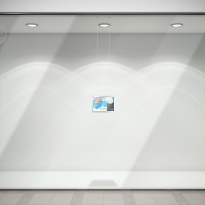 Montra de loja minimalista com objeto pendurado e iluminação focada