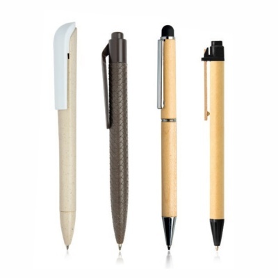 Quatro canetas esferográficas de diferentes materiais e cores alinhadas