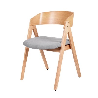 Cadeira de madeira clara com assento cinza estofado e encosto curvo