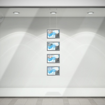 Vitrine de loja com quatro quadros azuis e brancos pendurados verticalmente