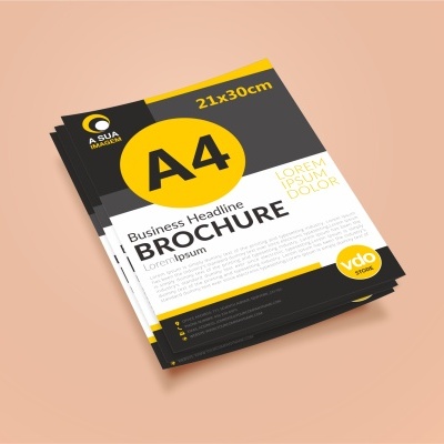 Brochuras A4 empilhadas com design preto, amarelo e branco sobre fundo pêssego