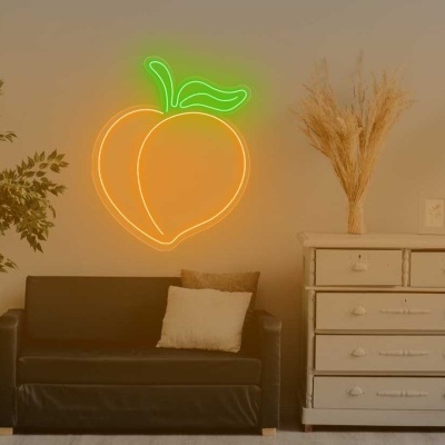 Parede com luz de néon de pêssego, sofá preto, cómoda branca, planta em vaso e lâmpada de pé