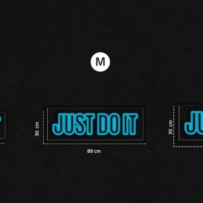 Etiquetas pretas com texto azul JUST DO IT em três tamanhos diferentes